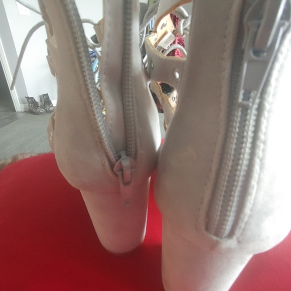 Ladies Sandals Size 9 Grey chunky heels - Picture 4 of 4